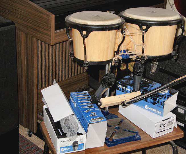 I can use any standard mike holder. So I can have more fun doodling tunes while banging the bongos to demo. With extra thanks to an incomplete drill stand which I could have just thrown away.